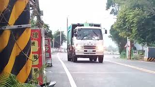 臺南垃圾車199-UT沿線收運(禁止舉報該名清潔隊員及影片中的各種因素)原本有壓縮垃圾，結果我弟隨便按暫停，導致壓縮沒拍到。😭