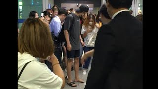 180905 Chanyeol Arrived at ICN Airport [accident his slippers came off]