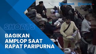 Geger! Seorang Pria Tak Dikenal Terekam Kamera Sedang Bagikan Amplop di Rapat Paripurna DPRD Banjar