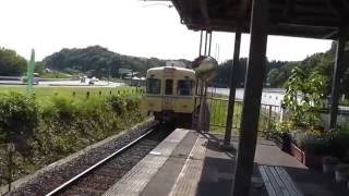 一畑電鉄復刻カラー松江フォーゲルパーク駅到着