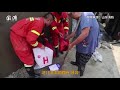 firefighters help elderly woman living alone in anhui deal with her inundated home