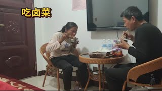 两夫妻骑三轮车穷游流浪，半个月没洗澡了，住宾馆洗洗澡吃卤菜