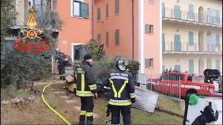 Incendio in un'abitazione, appartamento distrutto dalle fiamme