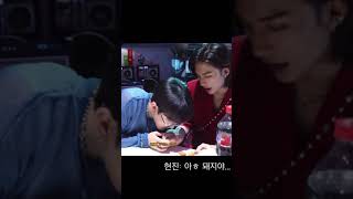 [스트레이키즈/현진,창빈] 맛없는 현진이한테 아직도 미련이 남아 있는 돼끼...(feat. 티라노사우루스 혼자 먹길래..;;)