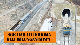 TAZAMA TRENI YA UHANDISI YA SGR IKIPITA KATIKA MAHANDAKI, SAFARI YA DODOMA - KWA SGR