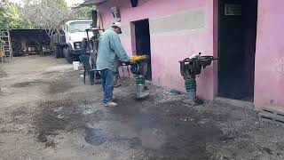 trabajando en una maquina saltarina.compactadora