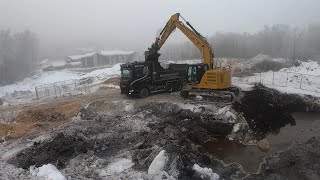 Cat 335 NG with oilquik and rototilt loading a SCANIA 730HP with polluted payload