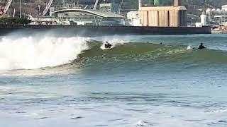 Los surfistas aprovechan la ausencia de lluvia en Ereaga (1)