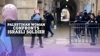 Palestinan woman confronts Israeli soldier at the gates of al-Aaqsa