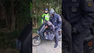 交警正能量 保安大哥電動車一直響,兔子警官幫忙查看是什麼原因 🐰#李語蔚 #杭州交警 #最美交警 #兔子警官 #守護平安