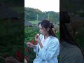 吃草莓的仪式感 冬天的第一串糖葫芦 吃草莓的仪式感 治愈系美食 新农人计划2024