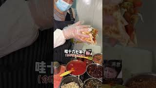 天津街头特色美食，大饼夹一切！【橘子爱美食】