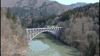 水鏡に映るキハE120　只見川第一橋梁