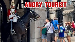 ❌😡🤬ANGRY MAN CONFRONTS THE KING’S GUARD