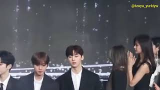 [1] Minhyun (Wanna One) \u0026 Tzuyu (Twice) moment - Gaon Chart Award 2018