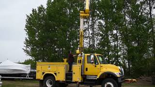 2004 International 7300 4X4 With Terex Telelect Hi Ranger TL50M Boom