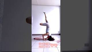 Half lotus headstand半蓮花盤頭倒立#yoga#headstand#yoga #頭倒立變化（手掌抓手腕頭倒立）