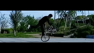 バックワーズヒッチハイカーtoスクエーカーtoバックワーズヒッチハイカーtoエルクグライド【BMX FLATLAND】