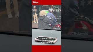 Kebaikan wanita ini spontan berikan jaketnya pada pengendara motor didepannya