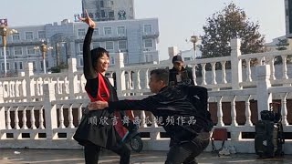 滨芳兄妹，志同道合，荣大广场登场表演，舞姿优美靓丽，煞是好看