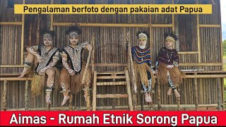 Berfoto dengan baju adat Papua di Rumah Etnik Aimas - Rekomendasi wisata khas Sorong