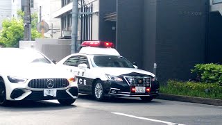 パトカーの横を通り左折するベンツ