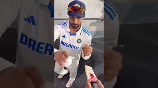 Ravindra Jadeja giving autographs to fan #bgt #ravindrajadeja #cricket #testcricket