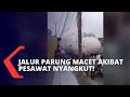 Viral! Truk Pembawa Pesawat Terbang Nyangkut di Tengah Kemacetan!