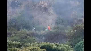 En video quedó momento en que 2 hombres huyen de incendio que habrían provocado en cerro de Cali