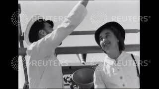 1942 GUNS. Wrens visit cruiser in Alexandria..inspect guns & looks thro' sight shown a pom-pom