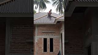 proses pemasangan atap rumah