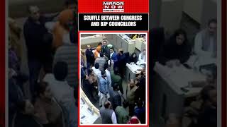 Scuffle Erupts Between Congress \u0026 BJP Councillors at Chandigarh Municipal Corporation Meeting |Watch