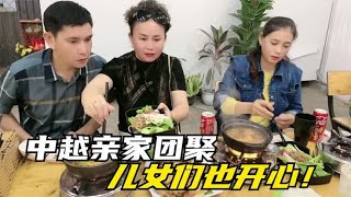 越南丈母娘热情邀请中国亲家，体验夜市氛围，婆婆对儿媳赞不绝口