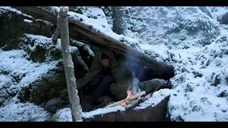 初雪丛林露营，建造简易庇护所过夜，深夜一个人篝火旁取暖