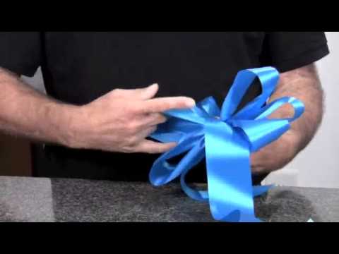 How to tie a floral bow for a wreath or garland How to tie a floral bow for a wreath or garland