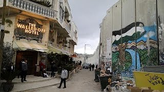 Bansky decora el hotel con las peores vistas del mundo, el muro israelí