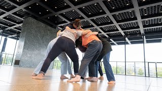 Huddle von Simone Forti in der Neuen Nationalgalerie