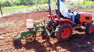 Kubota B2320 e John deere 700 com sistema dosador de sementes eletrônico, seeds electronic doser.