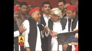 Mulayam Singh Yadav ने काटा 81 किलो का लड्डू रूपी केक