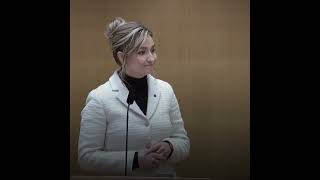 Magdalena Andersson skrattar under Ebba Busch anförande i riksdagen (mobbing & härskarteknik)