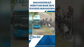 Mahasiswa/I Universitas Sriwijaya Rebutan Naik Ke Dalam Bus Angkutan Khusus Mahasiswa