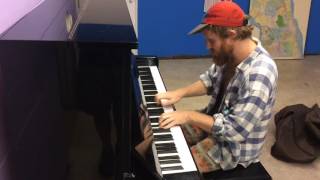 Unbelievable Homeless Piano Player!