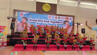 Kreasi Angklung dan kostum anak anak untuk Lomba Angklung TK