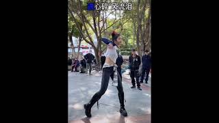 小女孩在公园里跳舞，这卡点，这身体柔韧性…… / A girl is dancing in the park  #shorts