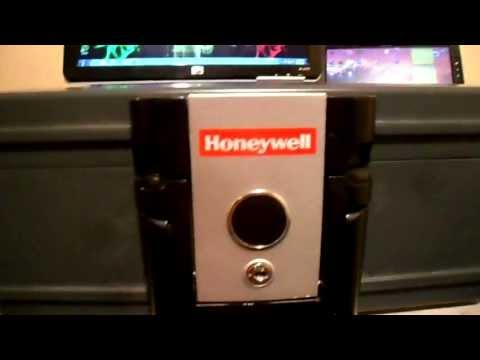 How to break into a Honeywell safe with a paper clip How to break into a Honeywell safe with a paper clip