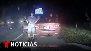 Conductor pierde llanta y hace gesto grosero a la policía | Noticias Telemundo