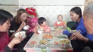 鸡肉焖面超好吃，农村媳妇一次做一大锅，6人吃过瘾了！