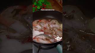 真没想到，把啤酒倒入锅里，会煮出这么好吃的大虾，虾肉鲜甜脆爽特别好吃，首先锅中加入一罐啤酒，放葱姜、花椒粒，烧到冒小泡的时候倒入大虾，啤酒有去腥增香的作用，煮出来的大虾更加... #美食 #美食教程