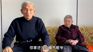 气温骤降，孙子家给了暖气，爷爷家还没给暖气，87岁爷爷咋说的？