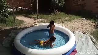 Crianças tomando banho de piscina 2